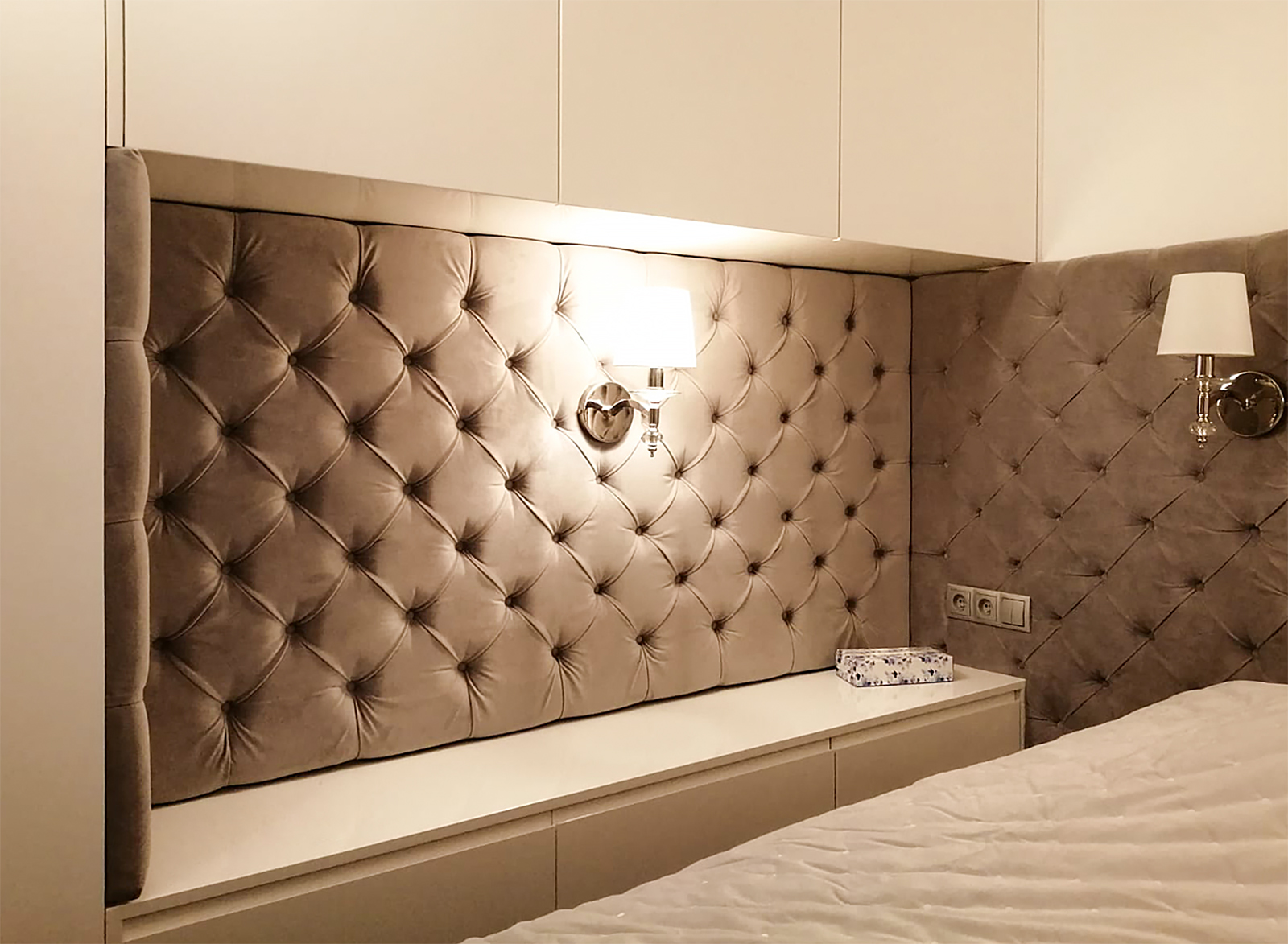 tapicerowana ścianka przy łóżku