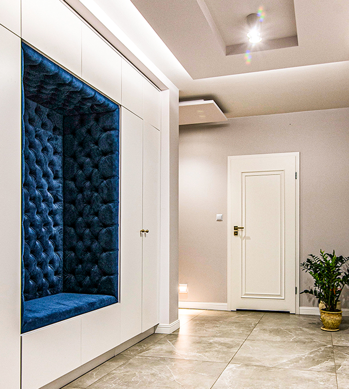 tapicerowane siedzisko w korytarzu