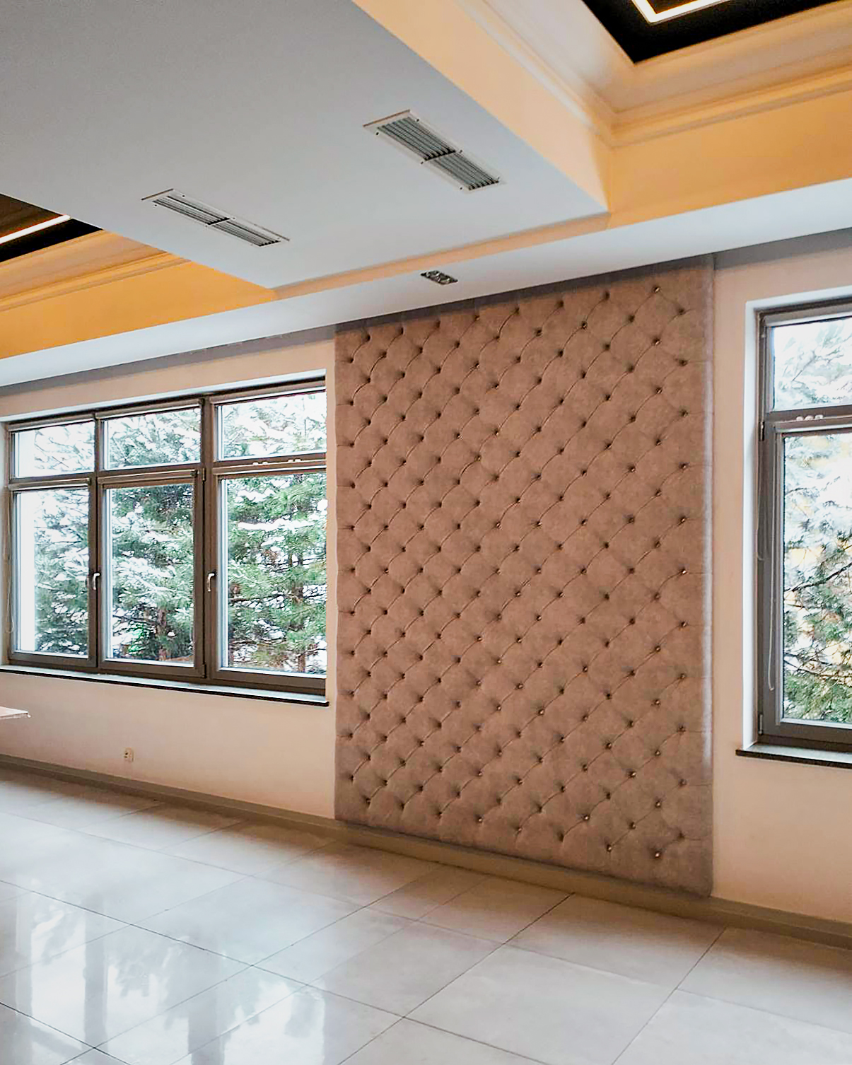 elegancka tapicerowana ścianka w szkole